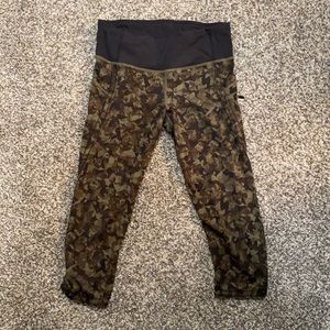 LULULEMON Capri camp leggings